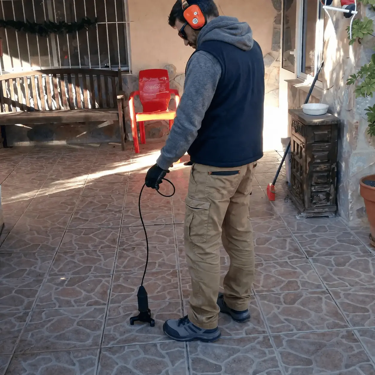 Fontanero localizando una fuga de agua en Benalmádena y Torremolinos