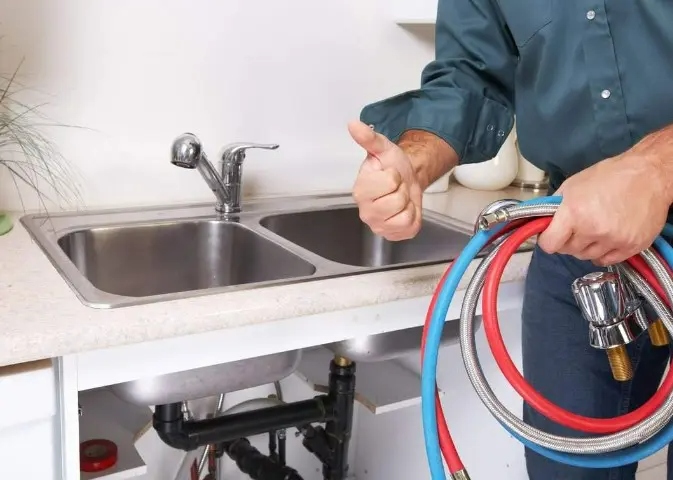 Agua con presión tras eliminar la cal de las tuberías en Málaga